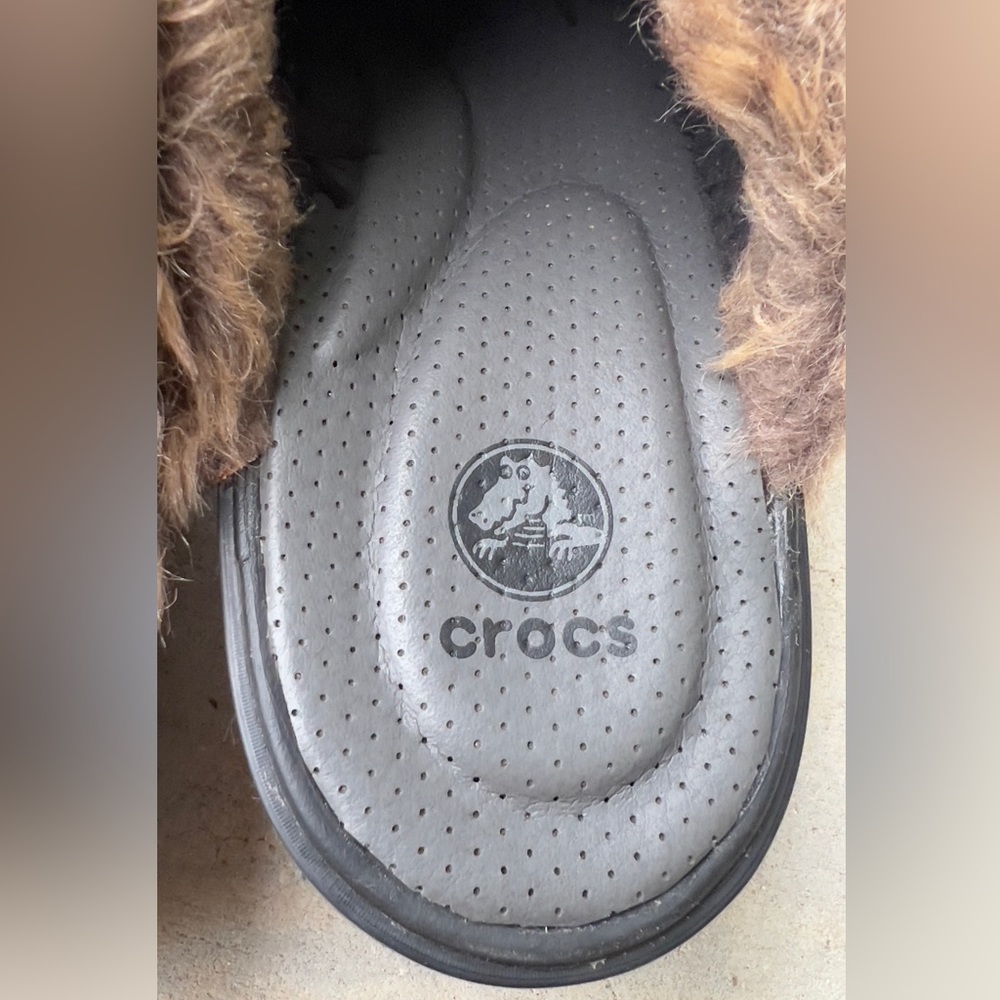 CROCS 16288 Cobbler Fuzz Faux Fur Lined Clogs Mules Dark Brown Womens Sz… - Picture 5 of 11